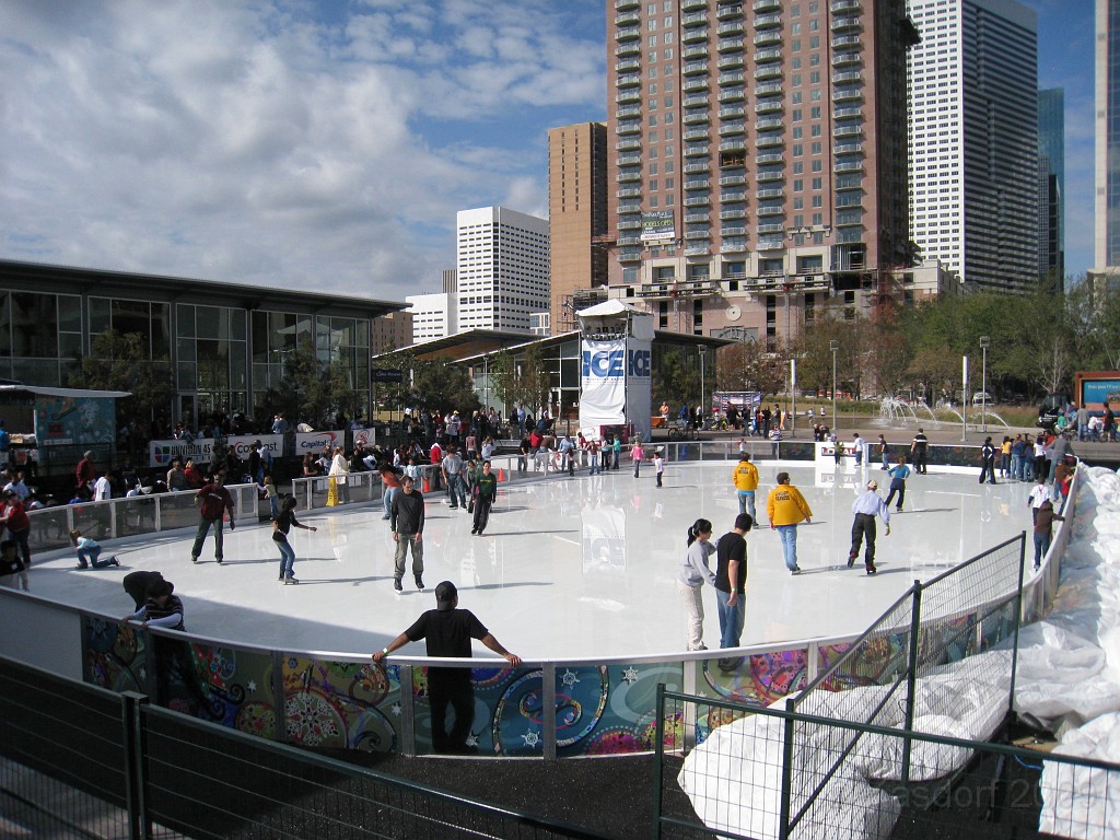 Houston ep5K 2009 0370.jpg - Ice skating in January normal.... but not in shirt sleeves.